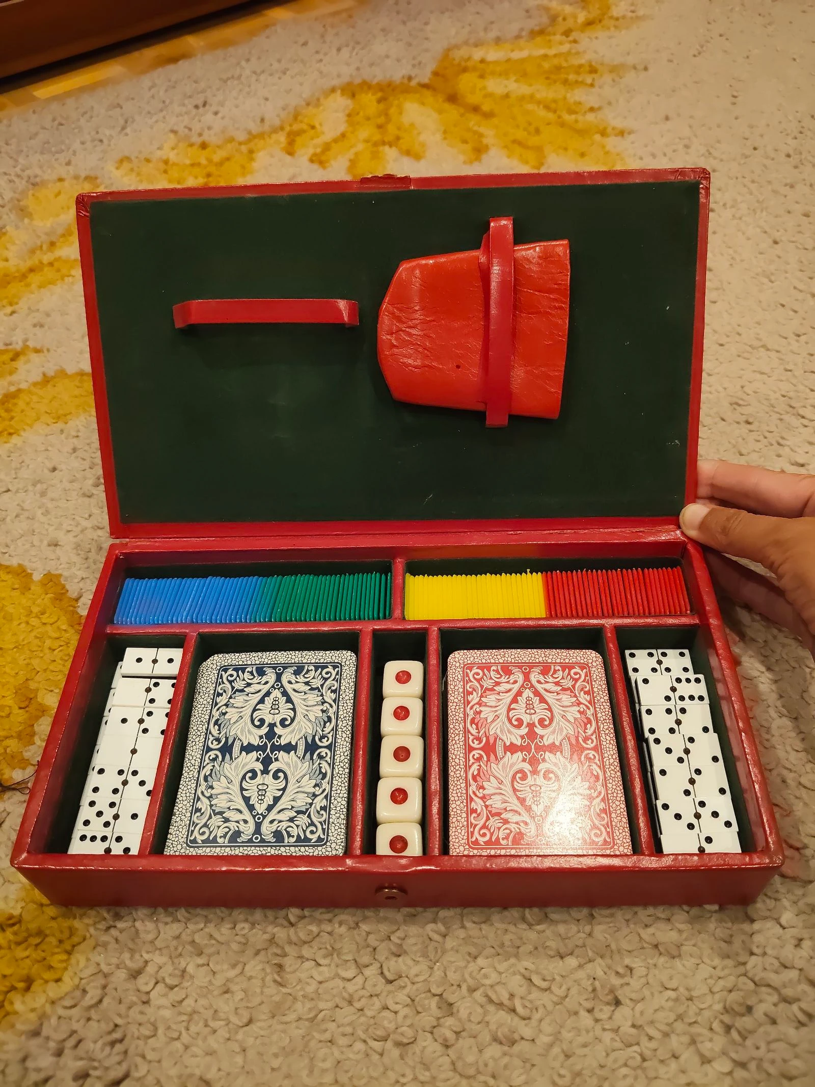 The HuntsMan-Caja piel roja poker, dominó, 2 barajas cartas homologadas, fichas 4 colores y cubilete plegable piel roja